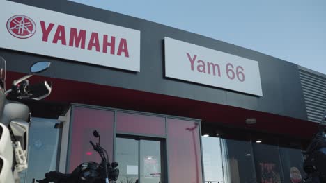 Escaparate-De-Un-Concesionario-De-Motocicletas-Yamaha