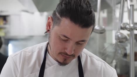 Un-Cocinero-Reflexivo-Y-Prepara-Sus-Platos-En-Una-Cocina-Profesional