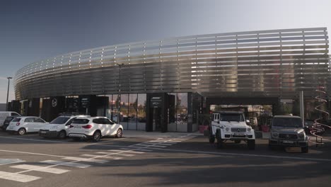 Mercedes--Und-Jeep-Autohaus,-Die-Architektur-Ist-Großartig