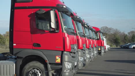 Camión-Y-Camión-Rojo-En-Un-Estacionamiento