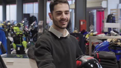 Un-Cliente-Llega-A-La-Caja-Con-Su-Equipo-De-Motocicleta