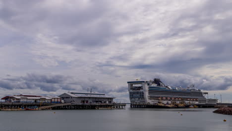 Lapso-De-Tiempo-De-Las-Nubes-Sobre-El-Muelle-De-Stokes-Hill,-Con-Un-Crucero-Atracado-En-La-Costa-De-Darwin