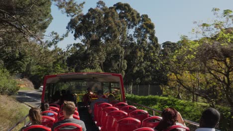 El-Recorrido-En-Autobús-Descapotable-Por-Ciudad-Del-Cabo-Gira-En-Un-Camino-Rural-Estrecho-Y-Sombreado