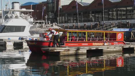 El-Operador-Turístico-Del-Puerto-De-Ciudad-Del-Cabo-En-El-Muelle-Sonríe-Y-Saluda-A-La-Cámara.