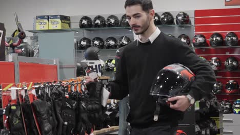 Un-Cliente-En-Una-Tienda-De-Accesorios-Para-Motocicletas-Mira-Los-Guantes