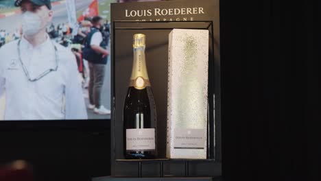 Caja-De-Regalo-De-Champán-Louis-Roederer-En-Un-Mostrador