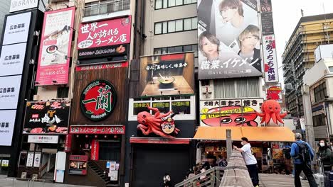 Anuncios-De-Restaurantes-Y-Tiendas-En-La-Zona-Del-Río-Dotonbori,-Osaka