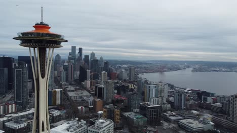 Horizonte-Del-Paisaje-Urbano-De-Seattle-Wa-Usa,-Vista-Aérea-Del-Centro-Y-La-Bahía-En-Un-Día-Nublado