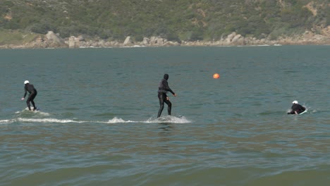 Lehrer-Kreisen-Um-Schüler,-Die-Den-Umgang-Mit-Fliteboard-Power-Surfbrettern-Erlernen