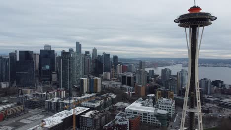 Horizonte-Del-Paisaje-Urbano-Del-Centro-De-Seattle-Wa-Usa,-Rascacielos-De-Belltown-Y-Torre-De-La-Aguja-Espacial,-Disparo-De-Drone