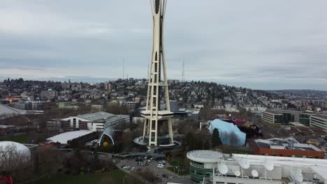 Toma-Aérea-Lenta-De-Pedestal-De-La-Aguja-Espacial-De-Seattle-Que-Aparece-En-La-Película-&quot;sleepless-In-Seattle&quot;