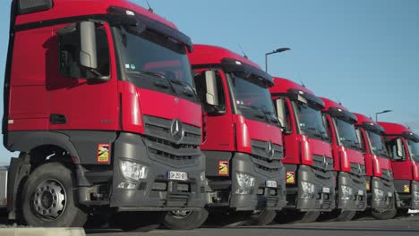 Eine-Reihe-Roter-Schwerlastkraftwagen-Auf-Einem-Händlerparkplatz