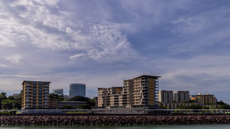 Zeitraffer-Ziehender-Wolken-über-Der-Skyline-Von-Darwin-Vom-Ufer-Aus,-Am-Nachmittag