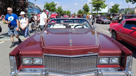 Panorámica-Vertical-Revelando-Rojo-Cadillac-Eldorado-Convertible-Coche-Estadounidense-Desde-1976