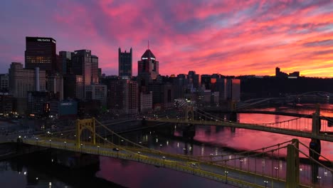 Puesta-De-Sol-Sobre-El-Horizonte-De-Pittsburgh-Y-Puentes-Sobre-El-Río-Allegheny