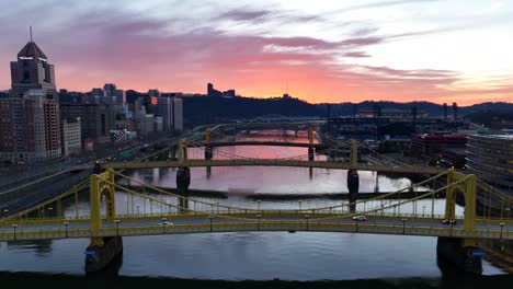 Puentes-De-Rachel-Carson,-Andy-Warhol-Y-Roberto-Clemente-En-Pittsburgh,-Pennsylvania