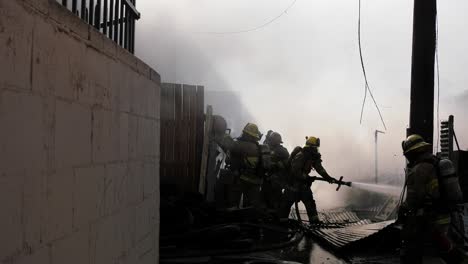 Los-Bomberos-Responden-A-La-Llamada-De-Emergencia