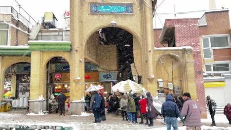 Antiguo-Histórico-Tradicional-Arco-Del-Gran-Bazar-Tajrish-Imán-Zadeh-Saleh-Santuario-Sagrado-Para-Los-Musulmanes-La-Gente-Está-Caminando-Compras-Disfrutar-Fin-De-Semana-Fiesta-Nochevieja-Ladrillo-Arquitectura-Diseño-Teherán