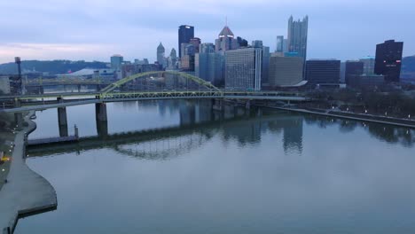 Vista-Aérea-Del-Puente-Fort-Duquesne-Con-El-Horizonte-De-Pittsburgh-En-El-Fondo-Por-La-Mañana