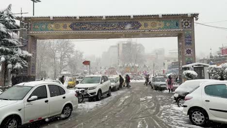 La-Mejor-Vista-Escénica-Hermosa-Del-Paisaje-Urbano-De-Nevadas-En-La-Temporada-De-Invierno-Paisaje-En-Teherán-Lugar-Sagrado-Mezquita-Santuario-Imam-Zadeh-Saleh-Minarete-Tajrish-Gente-Caminando-A-La-Tienda-Tradicional-Del-Bazar-Del-Centro-Comercial-Local