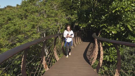 Touristenfrau-Betritt-Den-Baumkronenweg-Von-Kirstenbosch-In-Kapstadt,-RSA