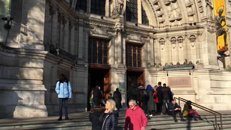 The-ornate-front-entrance-to-the-Victoria-and-Albert-Museum,-South-Kensington