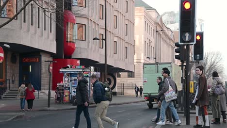 Stellen-Sie-Sicher,-Dass-Sie-Beim-Überqueren-Der-Straße-In-London,-Vereinigtes-Königreich,-Immer-Die-Ampel-Benutzen