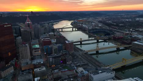 Puesta-De-Sol-Sobre-El-Horizonte-De-Pittsburgh