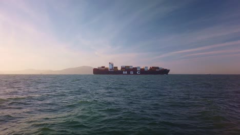 Gimbal-Amplia-Toma-Estática-De-Un-Buque-Portacontenedores-Msc-Que-Pasa-Para-Revelar-La-Isla-De-Alcatraz-Desde-San-Francisco,-California