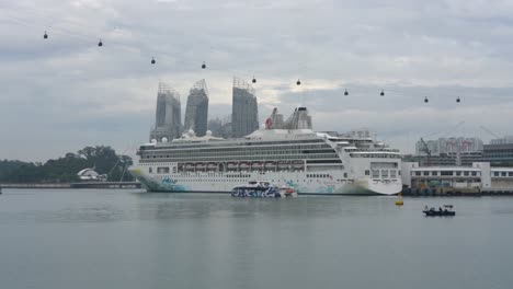 Hermosas-Vistas-Del-Paisaje-De-Los-Cruceros-Del-Mundo-Turístico-Atracados-En-El-Centro-De-Cruceros-De-Singapur,-Teleféricos-Y-Ferries-Cerca-De-La-Isla-Sentosa