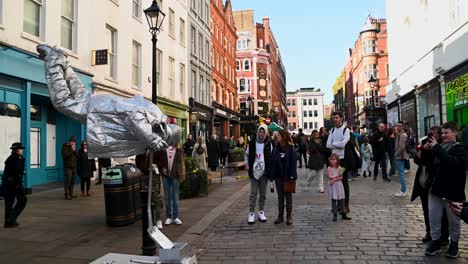 Un-Hombre-Flotante-Plateado-En-Covent-Garden,-Londres,-Reino-Unido