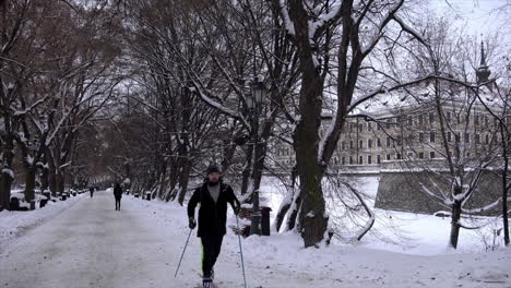 Un-Hombre-Usa-Esquís-Con-Palos-Para-Recorrer-Un-Camino-Cubierto-De-Nieve-Frente-Al-Castillo-De-Rzeszow