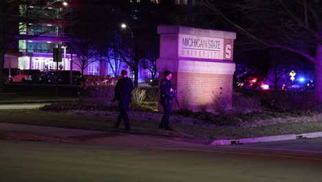 Massenerschießung-Der-Polizei-Am-MSU-Schild-Mit-Waffen-An-Der-Michigan-State-University