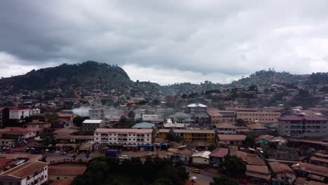 Vista-Aérea-Del-Paisaje-Urbano-De-Yaundé-Con-Una-Casa-Para-Fumadores,-En-Camerún-Nublado,-áfrica