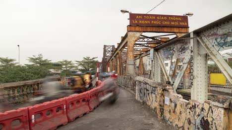 12-De-Enero-De-2023,-Puente-Largo-Bien,-Hanoi,-Vietnam---4k-Lapso-De-Tiempo-De-Tráfico-De-Motos-En-El-Histórico-Y-Famoso-Puente-Truss-Cầu-Long-Biên-Sobre-El-Río-Rojo