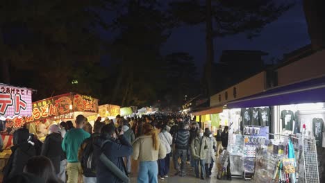 Japanisches-Nachtfest,-Yatai-Stände-Verkaufen-Abends-Essen