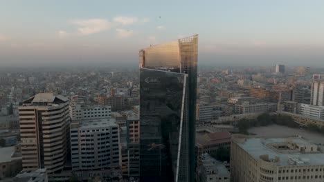 Vista-Aérea-De-La-Oficina-Central-Del-Banco-Ubl-En-Karachi