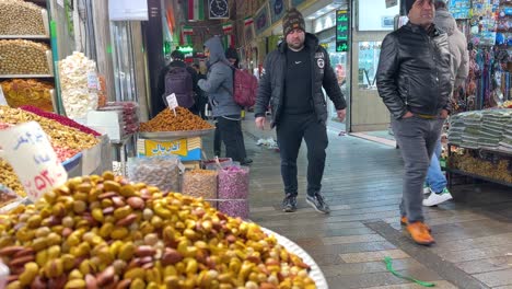 Corrí-Chiflado-Nuez-Mercado-Pistachos-Almendras-Pasa-Nuez-Saludable-Comida-Dieta-Caro-Pero-Delicioso-Semilla-En-Teherán-Supermercado-Centro-Comercial-Bazar-Tajrish-Plaza-Invierno-Nieve-Temporada-Febrero-Gente-Caminando-Calle