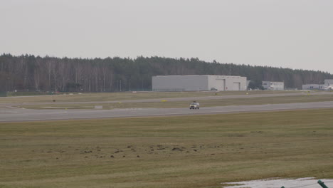 Das-Technische-Auto-Führt-Vor-Der-Landung-Des-Flugzeugs-Eine-Landebahninspektion-Durch