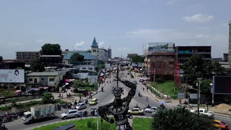 Vista-Aérea-Sobre-La-Estatua-De-Deido-De-Rond-point-En-La-Ciudad-De-Douala,-Camerún,-áfrica