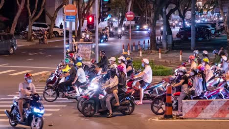 Saigón---Lapso-De-Tiempo-De-Vista-De-Calle-Cercana-De-Noche-De-Tráfico-Pesado-Que-Pasa-En-Las-Luces---Vietnam,-Ciudad-De-Ho-Chi-Minh