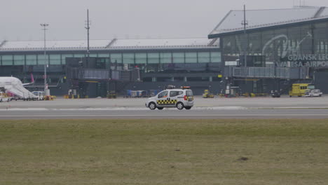 Safety-Car-Fährt-Am-Flughafen-Lecha-Walesy-In-Danzig-Vorbei