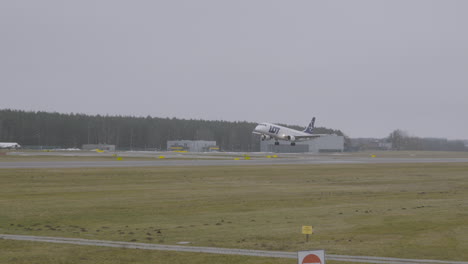 Embraer-175-Plane-of-LOT-Polish-Airlines-landing-on-Airport-in-Gdańsk