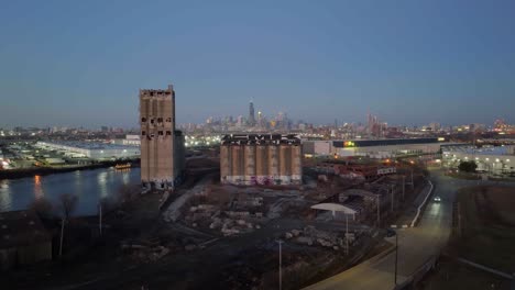 Disparo-De-Drones-Que-Se-Eleva-Sobre-Los-Silos-Damen-Acercándose-Al-Horizonte-De-Chicago,-Mañana-Brumosa-En-Pilsen,-Illinois,-Estados-Unidos