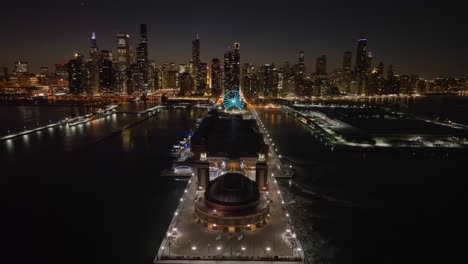 Vista-Aérea-Sobre-El-Muelle-De-La-Marina-Iluminado,-De-Noche-En-El-Centro-De-Chicago,-Estados-Unidos