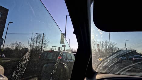 Vista-Pov-Conduciendo-En-Un-Día-Soleado-Hacia-La-Rotonda-De-Destino-En-Northolt-Con-Parabrisas-Y-Ventana-Sucios