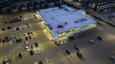 Toma-Aérea-Del-Ajetreado-Estacionamiento-De-La-Tienda-De-Comestibles-Freshco-En-Las-Cataratas-Del-Niágara-Por-La-Noche