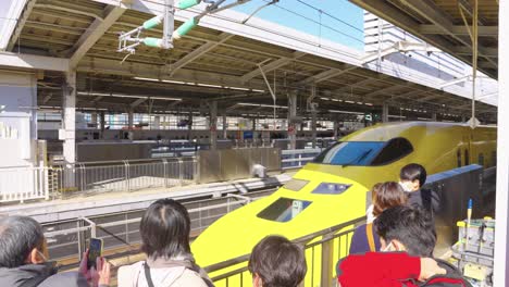 Familias-Japonesas-Tomándose-Fotos-Con-El-Shinkansen-&quot;doctor-Amarillo&quot;