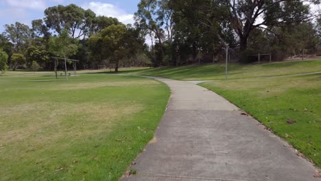 Handheld-Clip,-Der-Durch-Die-Grüne-Parklandschaft,-Den-Blue-Lake-Park-In-Joondalup-Perth-Läuft