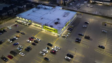 Luftaufnahme-Des-Freshco-Lebensmittelladens-In-Der-Nacht-In-Niagara-Falls,-Außen